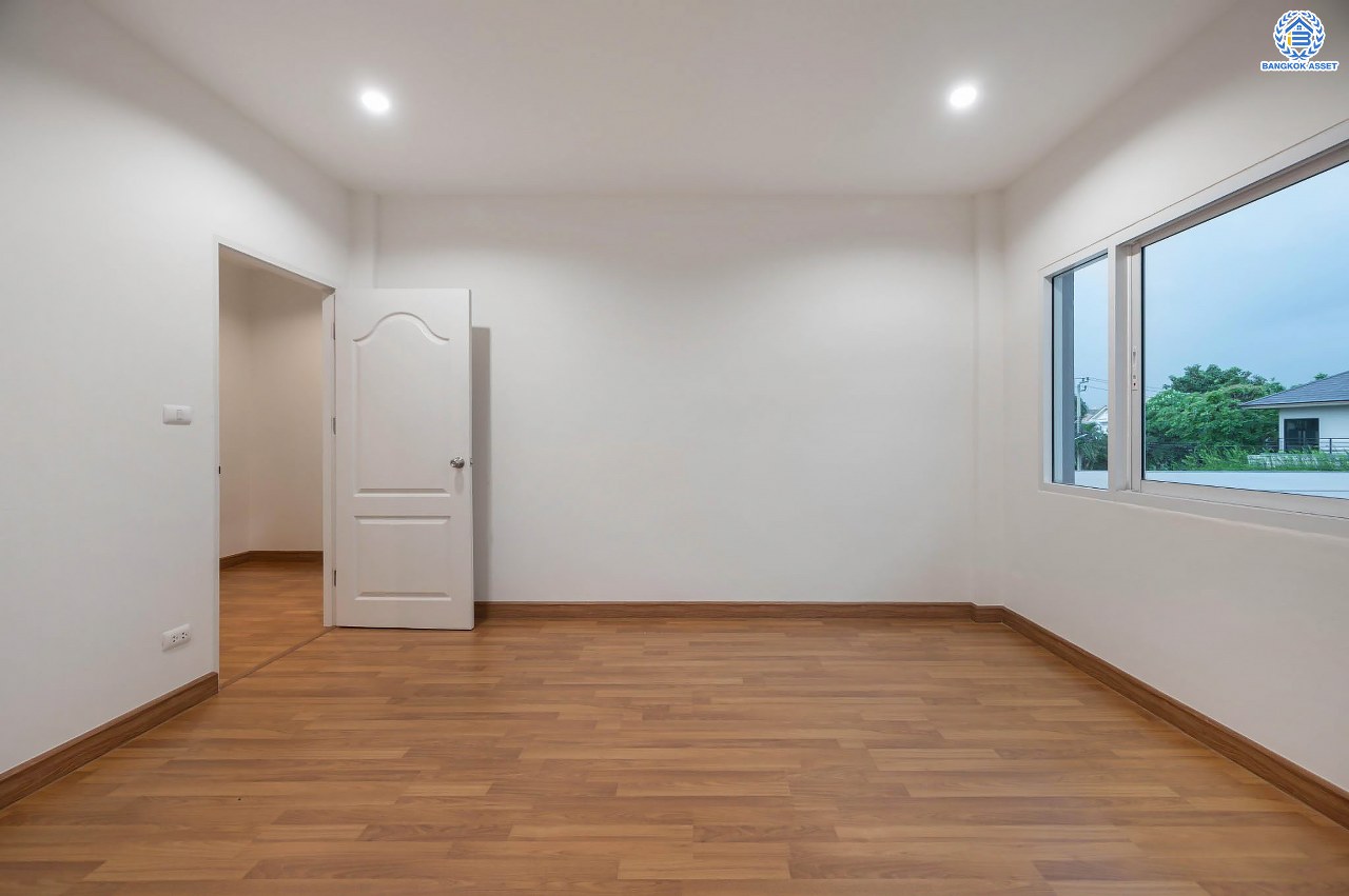 บ้านมือสองตกแต่งใหม่ โครงการ บุษราคัมรีเจนท์ ปิ่นเกล้า-บรมราชชนนี เนื้อที่ 54.20 ตร.ว. ฟังก์ชัน 3 ห้องนอน 3 ห้องน้ำ จอดรถได้ 2 คัน สภาพแวดล้อมดี เดินทางเข้าสู่เมืองได้สะดวกเชื่อมต่อ ถนนพุทธมณฑล สาย 2, ถนนบรมราชชนนี, ถนนกาญจนาภิเษก, ถนนศาลาธรรมสพน์ ใกล้เซ็นทรัลปิ่นเกล้า และ จุดขึ้นทางด่วน "ศรีรัช"...